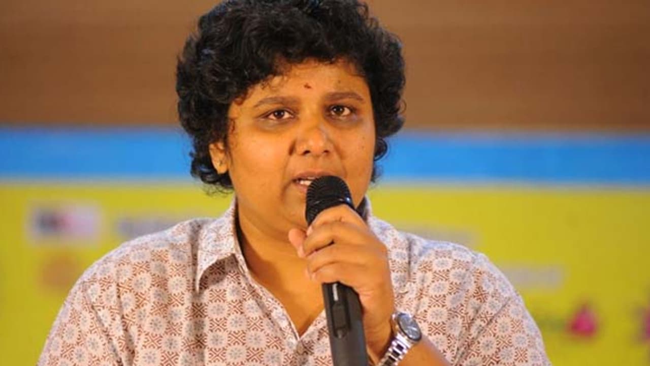 అమ్మాయిలే చీర కొంగు ఎందుకు తీయాలి.. కృష్ణవంశీ నందిని రెడ్డి ఫైట్! అమ్మాయిలే చీర కొంగు ఎందుకు తీయాలి.. కృష్ణవంశీ నందిని రెడ్డి ఫైట్!