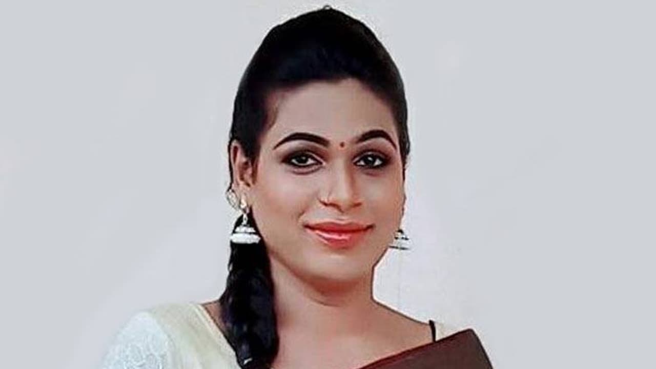 மாற்றுதிறனாளிகளுக்கு கிராமங்களுக்கே சென்று சிகிச்சை அளிக்கும் திருநங்கை டாக்டர்... குவியும் வாழ்த்து!