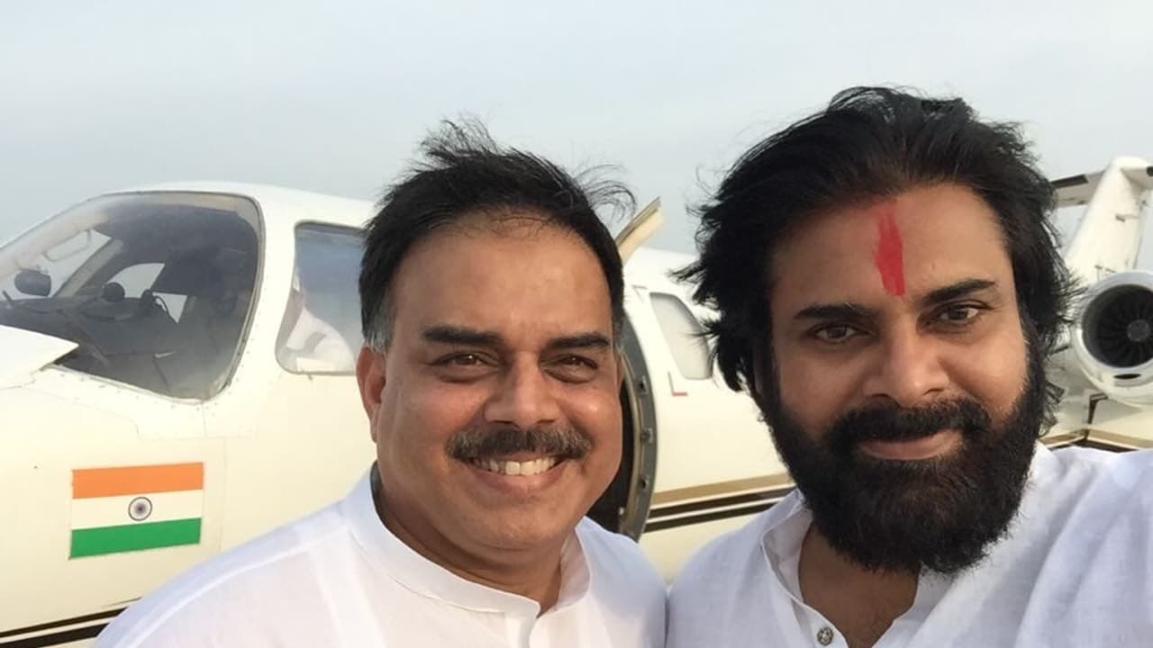 పవన్తో నాదెండ్ల భేటీ: రేపే జనసేనలోకి (వీడియో) పవన్తో నాదెండ్ల భేటీ: రేపే జనసేనలోకి (వీడియో)