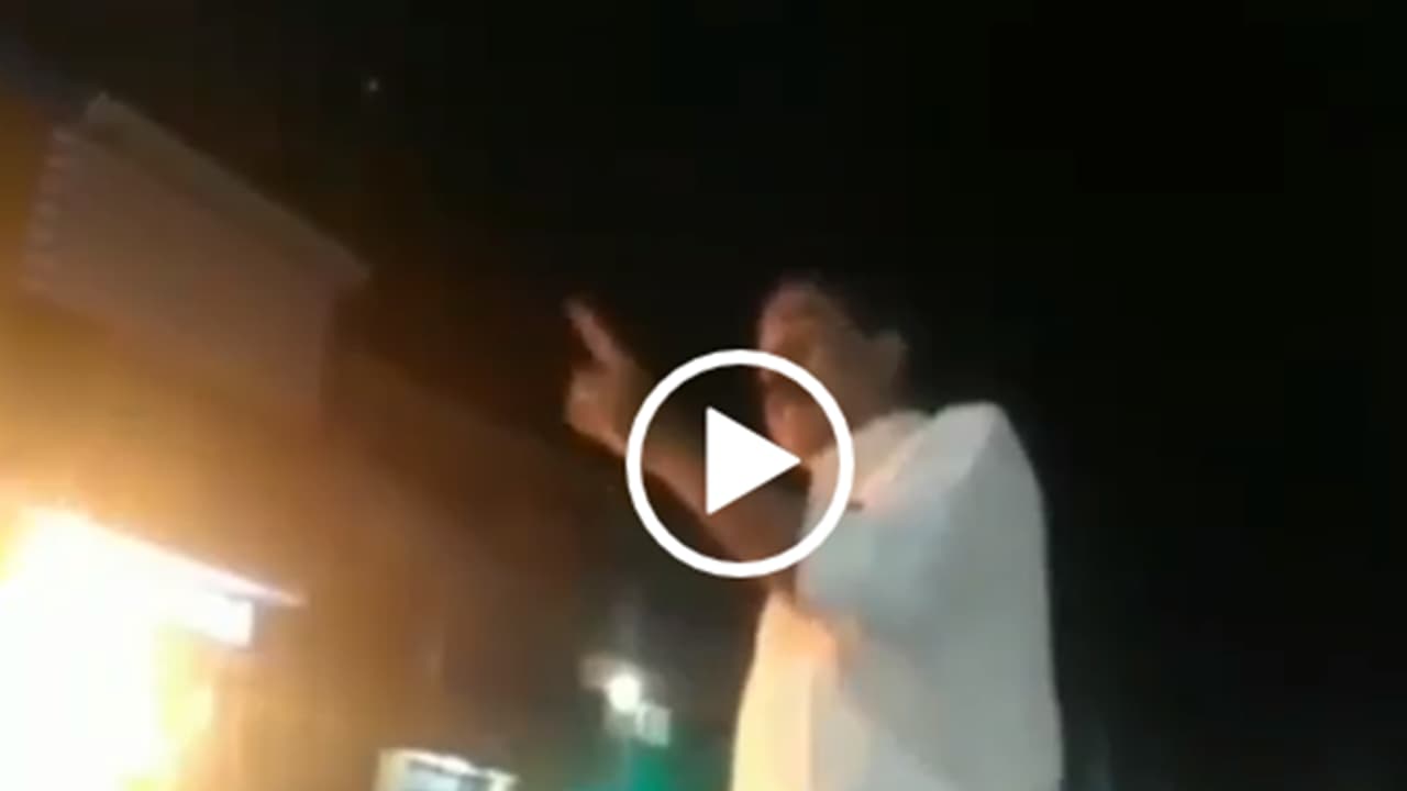 ശബരിമല സ്ത്രീ പ്രവേശന വിഷയത്തിൽ ഭരണഘടന ചുട്ടെരിക്കണമെന്ന ആഹ്വാനവുമായി അഭിഭാഷകൻ ശബരിമല സ്ത്രീ പ്രവേശന വിഷയത്തിൽ ഭരണഘടന ചുട്ടെരിക്കണമെന്ന ആഹ്വാനവുമായി അഭിഭാഷകൻ