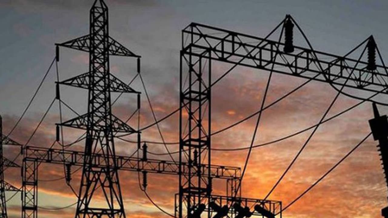 തൃശ്ശൂരിൽ വൈദ്യുതി കമ്പികൾ പൊട്ടി വീണ് ഷോക്കേറ്റ പശുക്കൾ ചത്തു തൃശ്ശൂരിൽ വൈദ്യുതി കമ്പികൾ പൊട്ടി വീണ് ഷോക്കേറ്റ പശുക്കൾ ചത്തു