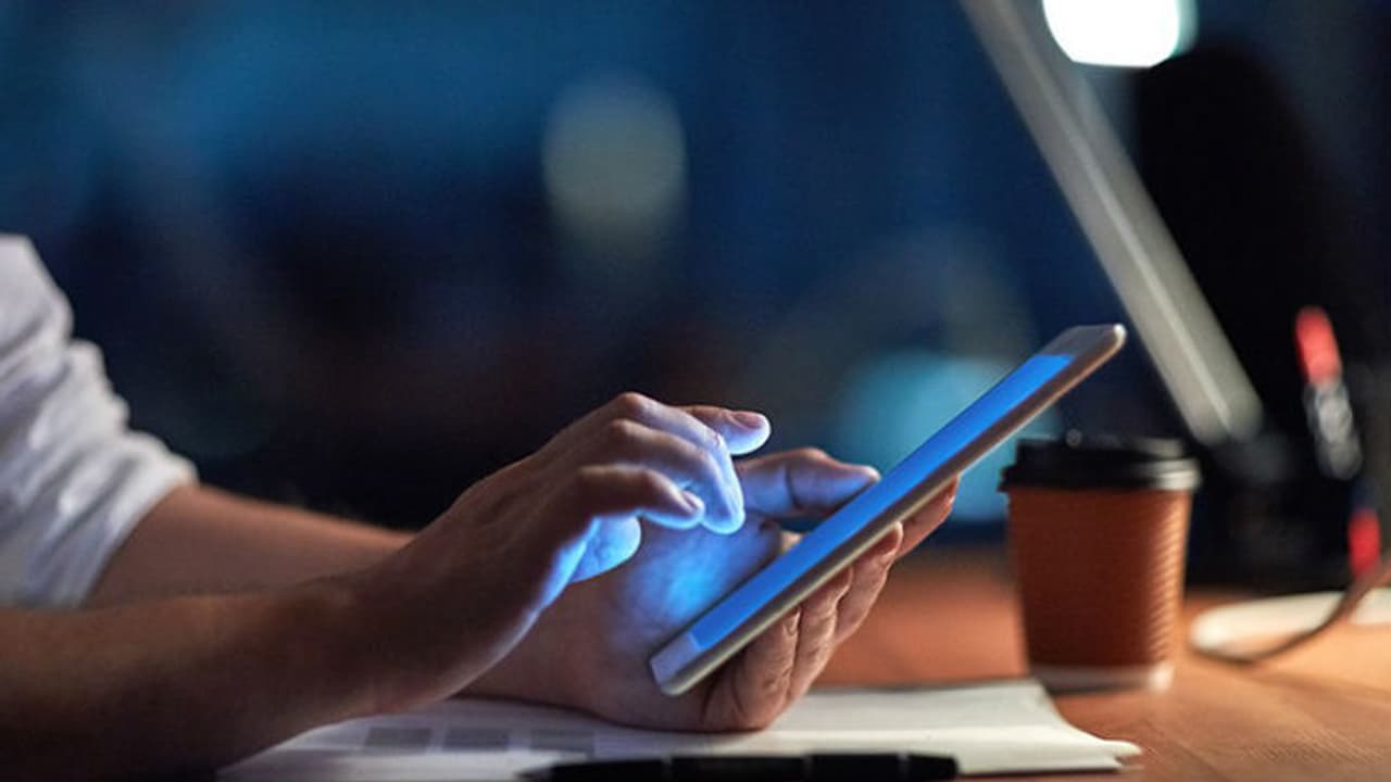 മകന്‍റെ ലിംഗത്തിന്‍റെ ഫോട്ടോകള്‍ ഡോക്ടര്‍ക്ക് അയച്ചു; അച്ഛന് വിലക്കും പൊലീസ് കേസും