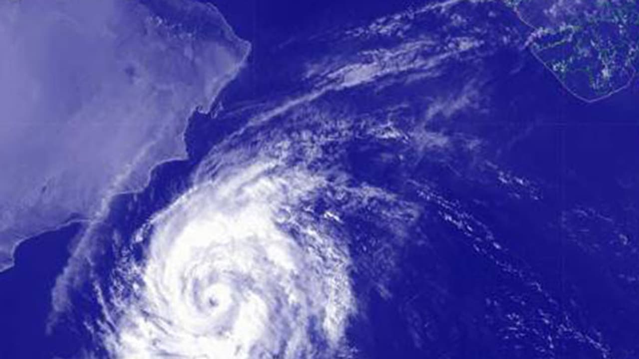 ലുബാൻ ചുഴലിക്കാറ്റ്: ഒമാനില് അതീവ ജാഗ്രതാ നിര്ദേശം ലുബാൻ ചുഴലിക്കാറ്റ്: ഒമാനില് അതീവ ജാഗ്രതാ നിര്ദേശം