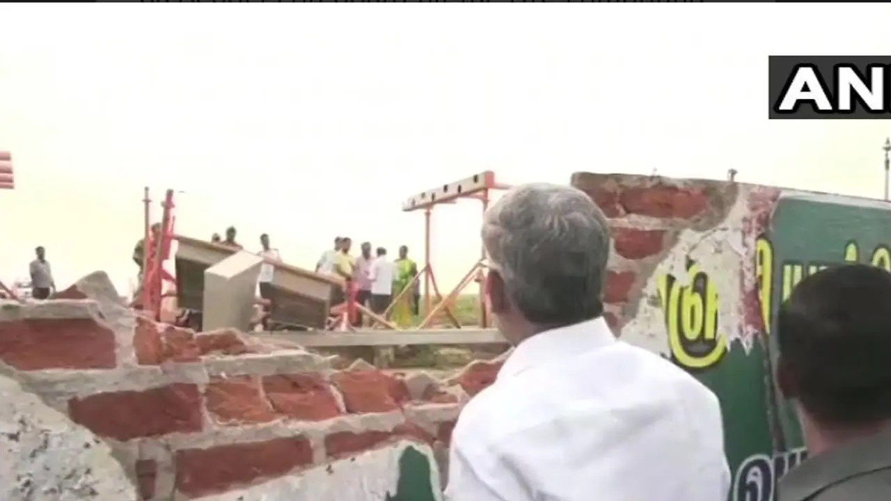 एयरपोर्ट पर दीवार से टकराया एअर इंडिया का विमान, बाल बाल बचे यात्री