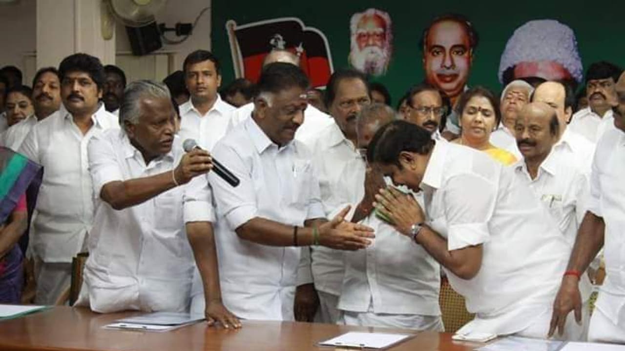 அ.தி.மு.கவில் இருந்து சசிகலா நீக்கம்! அறிவிப்பு வெளியான போது தலைகுனிந்த எடப்பாடி! அ.தி.மு.கவில் இருந்து சசிகலா நீக்கம்! அறிவிப்பு வெளியான போது தலைகுனிந்த எடப்பாடி!