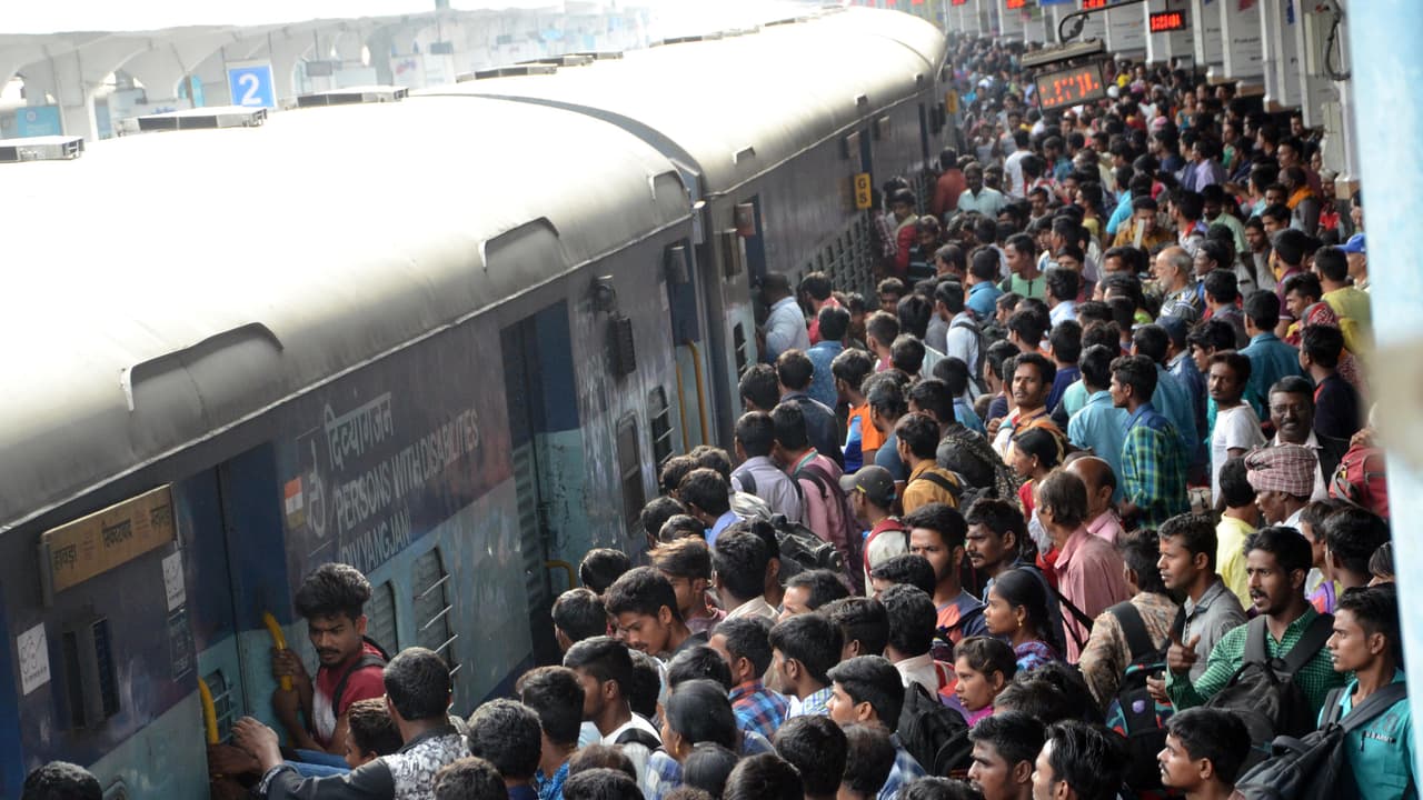 ఎలక్షన్స్ ఎఫెక్ట్: ఏపి ఓటర్లకు రైల్వేశాఖ శుభవార్త ఎలక్షన్స్ ఎఫెక్ట్: ఏపి ఓటర్లకు రైల్వేశాఖ శుభవార్త