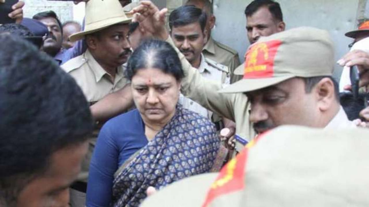 சிறைக்குள்ளேயே மீண்டும் கைதாகிறார் சசிகலா...? 295 பக்க ‘குற்றப்பத்திரிக்கை’ ரெடி! சிறைக்குள்ளேயே மீண்டும் கைதாகிறார் சசிகலா...? 295 பக்க ‘குற்றப்பத்திரிக்கை’ ரெடி!