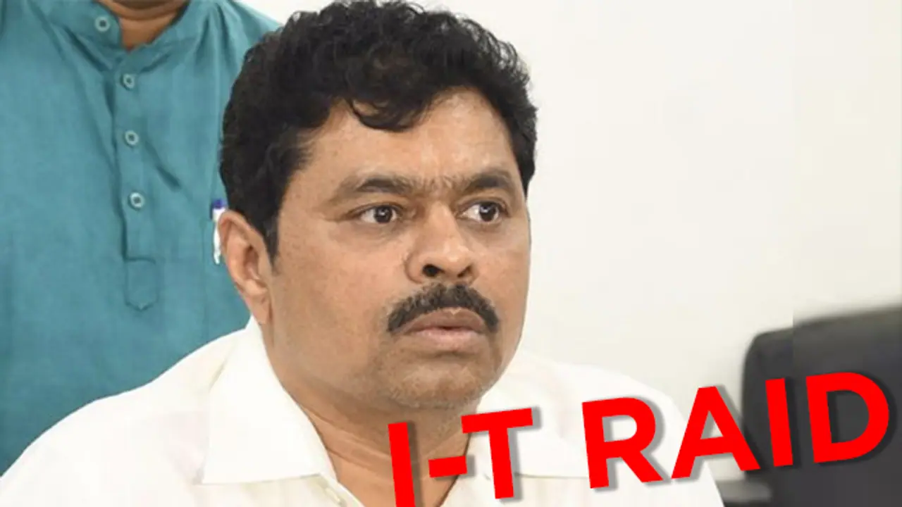 రెండో రోజూ ఐటి సోదాలు: వేలిముద్రల కోసం హైదరాబాద్ కు సిఎం రమేష్ రెండో రోజూ ఐటి సోదాలు: వేలిముద్రల కోసం హైదరాబాద్ కు సిఎం రమేష్