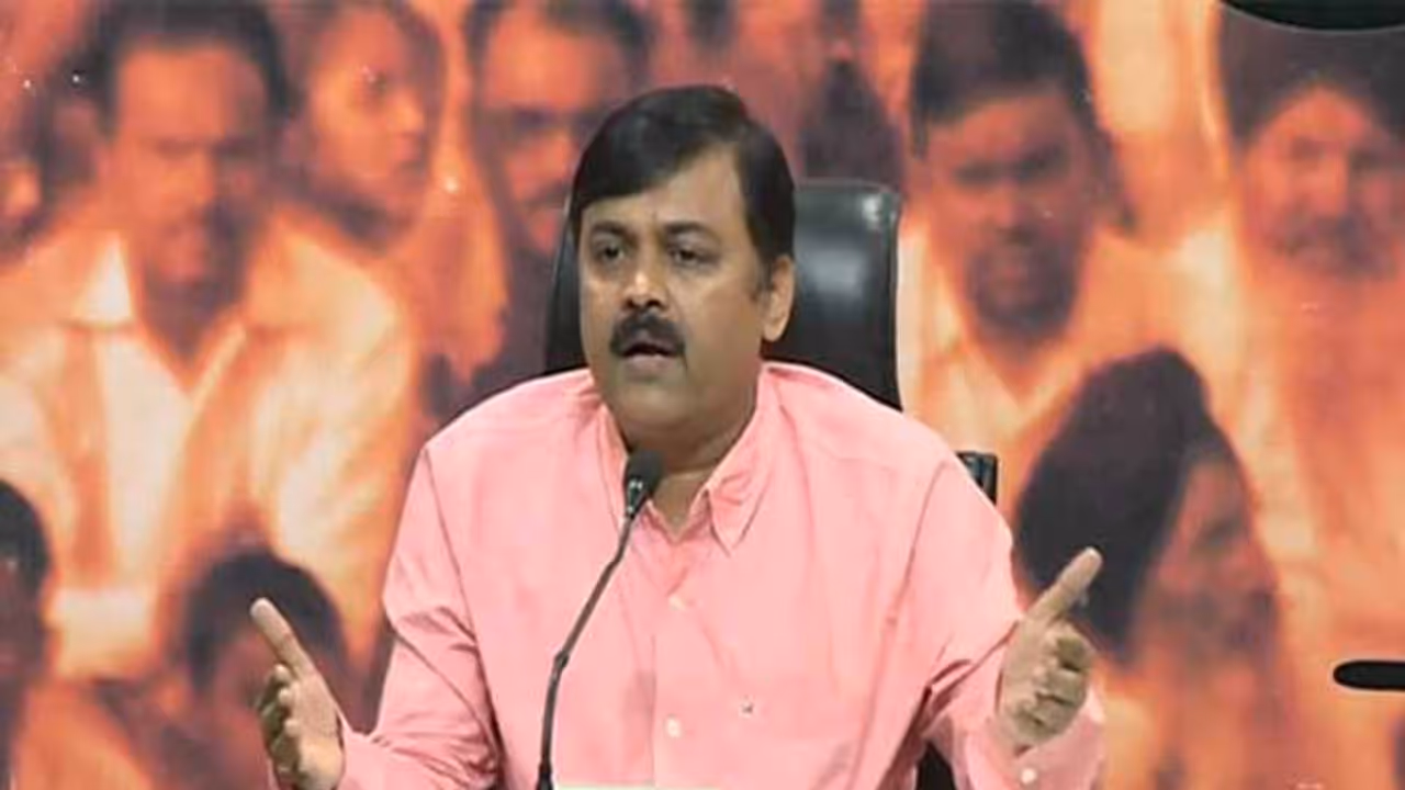 బాబుకు ఏపీలో చాలడం లేదు.. తెలంగాణ సొమ్ముపై కన్నేశారు: జీవీఎల్ బాబుకు ఏపీలో చాలడం లేదు.. తెలంగాణ సొమ్ముపై కన్నేశారు: జీవీఎల్