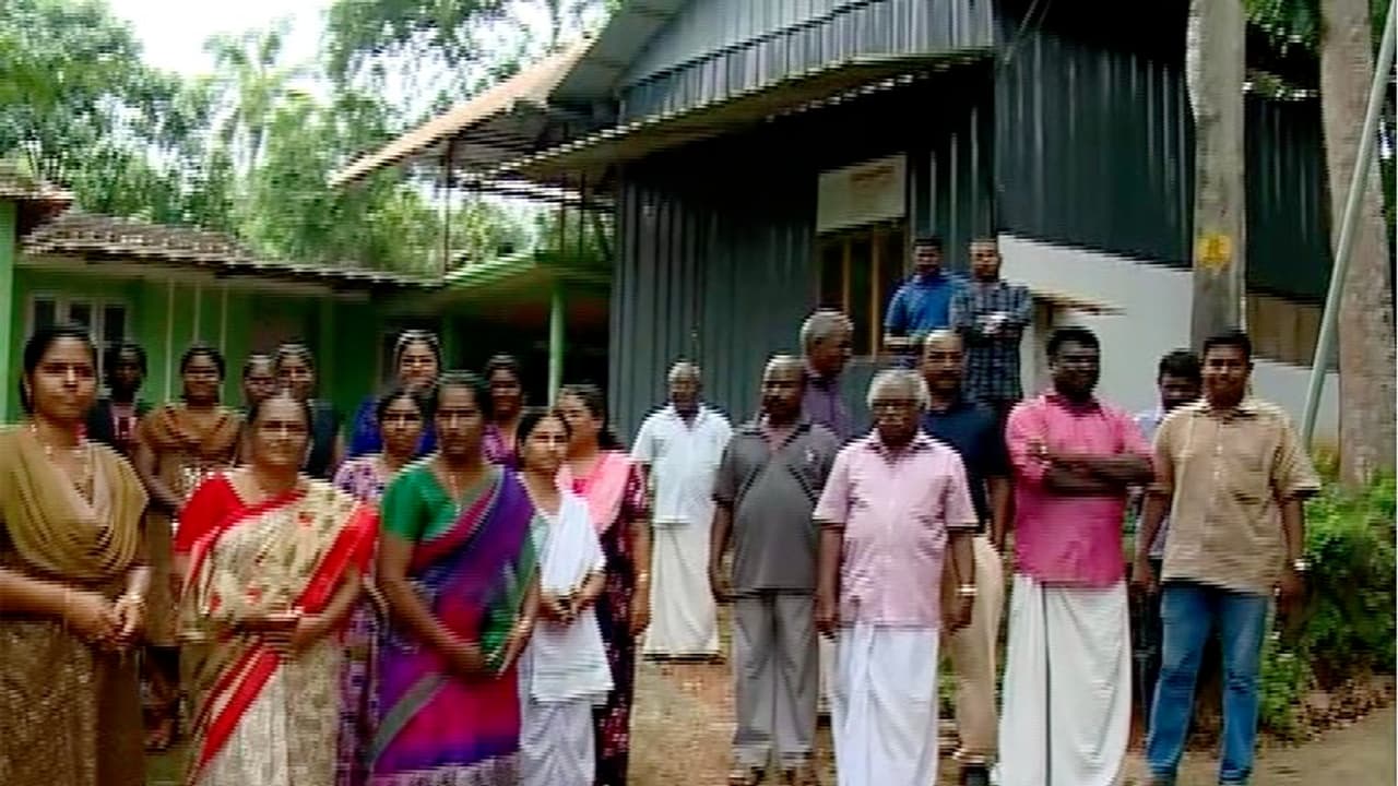 ഇരവിപേരൂരില് പ്ലാസ്റ്റിക് കുപ്പി നിര്മ്മാണ പ്ലാന്റിനെതിരെ പ്രതിഷേധം; ലൈസൻസ് റദ്ദാക്കണമെന്ന് നാട്ടുകാര് ഇരവിപേരൂരില് പ്ലാസ്റ്റിക് കുപ്പി നിര്മ്മാണ പ്ലാന്റിനെതിരെ പ്രതിഷേധം; ലൈസൻസ് റദ്ദാക്കണമെന്ന് നാട്ടുകാര്