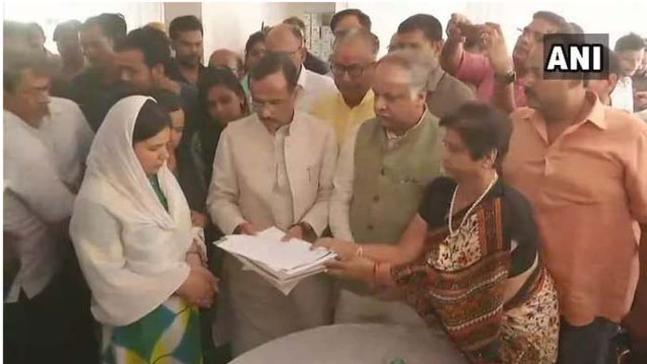 ఆపిల్ ఎగ్జిక్యూటివ్ భార్యకు ప్రభుత్వ ఉద్యోగం ఆపిల్ ఎగ్జిక్యూటివ్ భార్యకు ప్రభుత్వ ఉద్యోగం