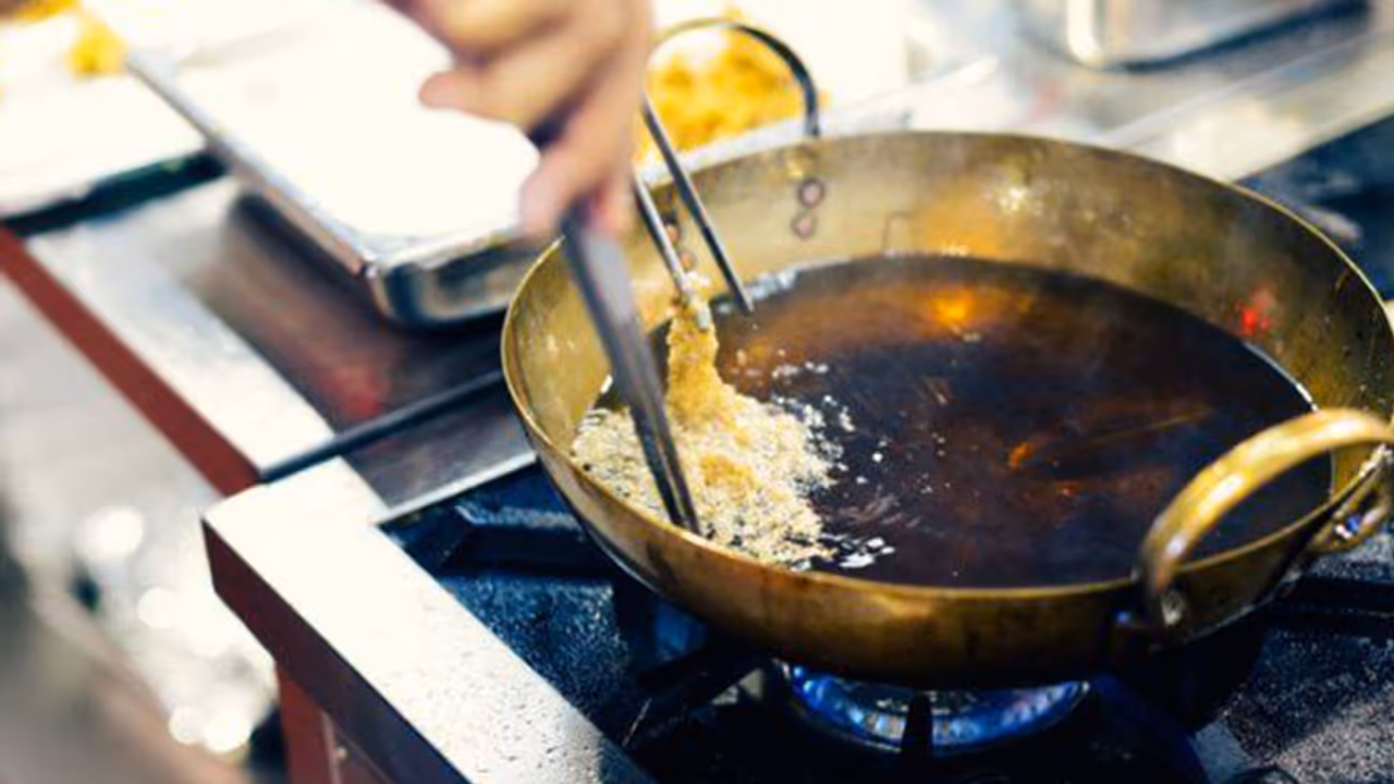 ഉപയോഗിച്ച എണ്ണ വീണ്ടും ഉപയോഗിക്കാറുണ്ടോ; സൂക്ഷിക്കുക കാത്തിരിക്കുന്നത് ഈ അസുഖങ്ങൾ ഉപയോഗിച്ച എണ്ണ വീണ്ടും ഉപയോഗിക്കാറുണ്ടോ; സൂക്ഷിക്കുക കാത്തിരിക്കുന്നത് ഈ അസുഖങ്ങൾ