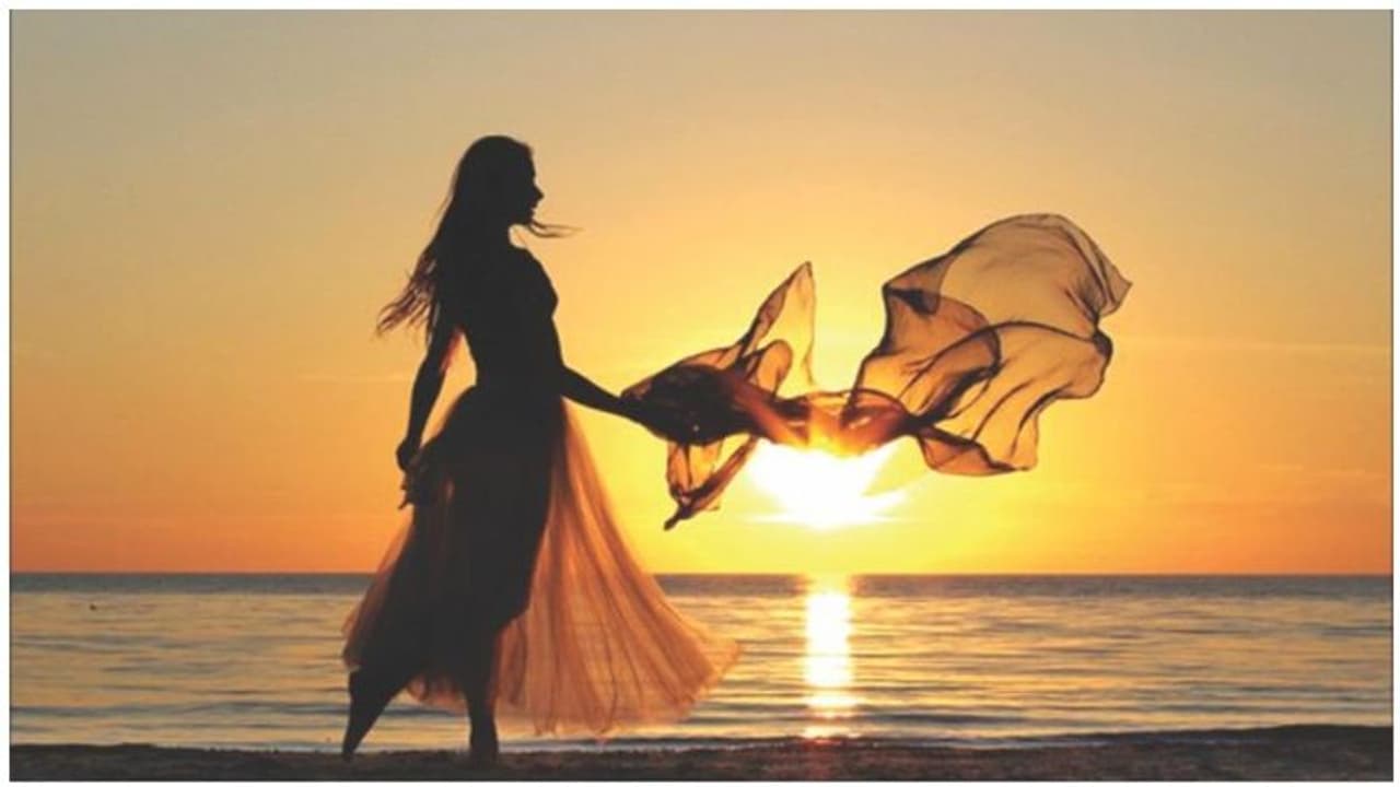 அத்து மீறி இறுக்கி அணைத்தார்! பரபரப்பை ஏற்படுத்திய தனுஷ் பட நடிகை! அத்து மீறி இறுக்கி அணைத்தார்! பரபரப்பை ஏற்படுத்திய தனுஷ் பட நடிகை!