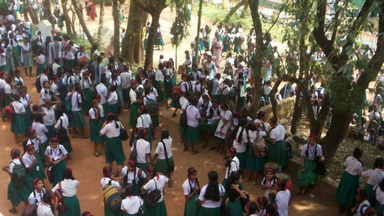 വേനല് കടുക്കുന്നു; അവധിക്കാല ക്ലാസ് നിരോധിച്ച് വിദ്യാഭ്യാസ വകുപ്പ് വേനല് കടുക്കുന്നു; അവധിക്കാല ക്ലാസ് നിരോധിച്ച് വിദ്യാഭ്യാസ വകുപ്പ്