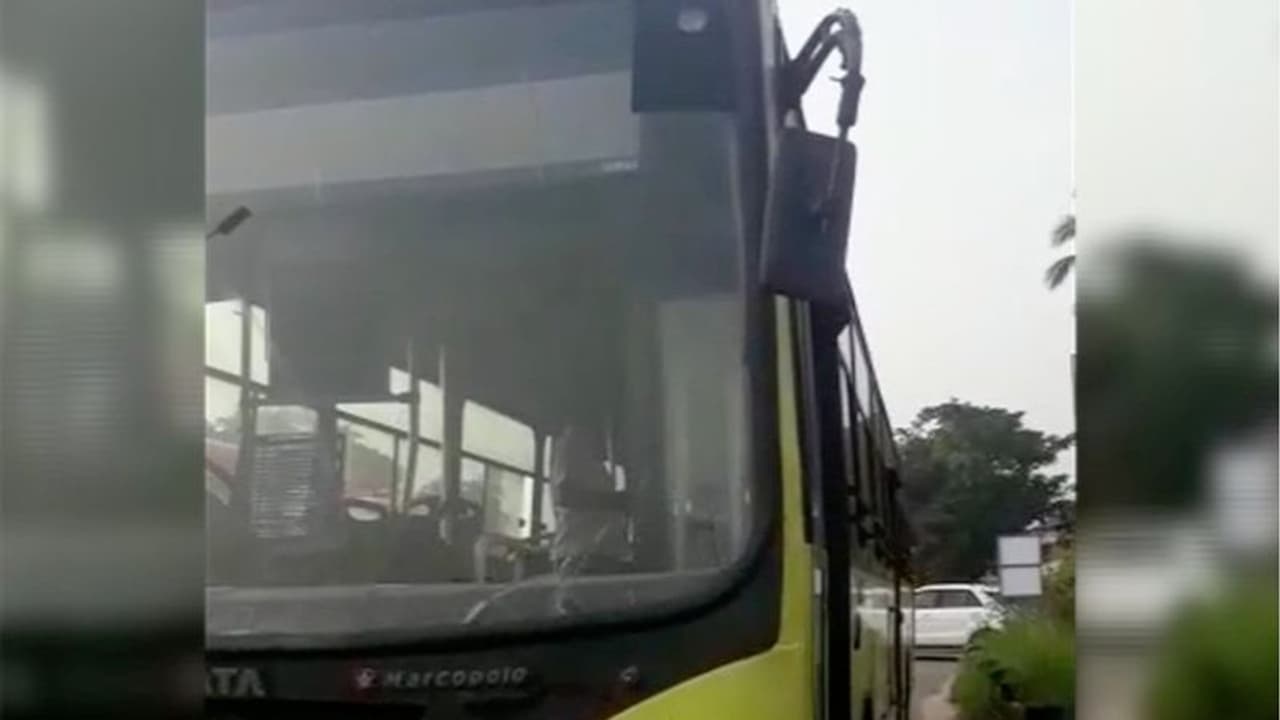 ജീവന് പുല്ലുവില; നാല് ടയറില് കെഎസ്ആര്ടിസി ഓടിയത് 29 കിലോമീറ്റര്..! ജീവന് പുല്ലുവില; നാല് ടയറില് കെഎസ്ആര്ടിസി ഓടിയത് 29 കിലോമീറ്റര്..!