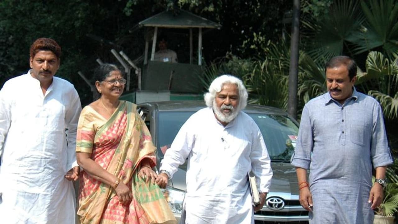 రాహుల్ గాంధీ కోరిందేమిటి: గద్దర్ వ్యూహం ఏమిటి? రాహుల్ గాంధీ కోరిందేమిటి: గద్దర్ వ్యూహం ఏమిటి?