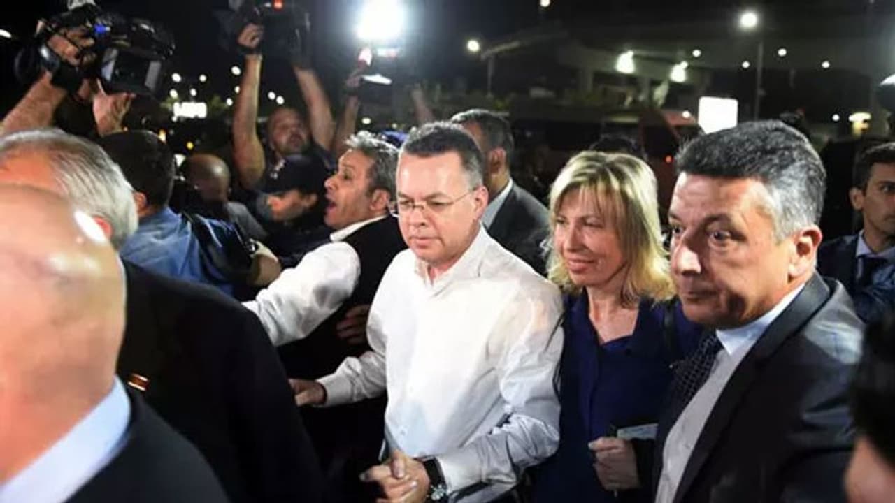 തുർക്കിയിൽ തടവിലായിരുന്ന അമേരിക്കൻ പുരോഹിതന് മോചനം തുർക്കിയിൽ തടവിലായിരുന്ന അമേരിക്കൻ പുരോഹിതന് മോചനം