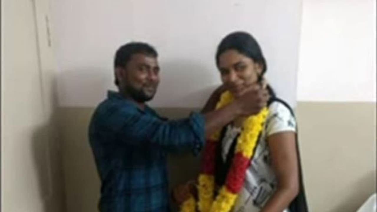 காதல் திருமணம்... இளைஞரை வெட்டிவிட்டு பெண்ணை இழுத்துச் சென்ற பெற்றோர்...! காதல் திருமணம்... இளைஞரை வெட்டிவிட்டு பெண்ணை இழுத்துச் சென்ற பெற்றோர்...!