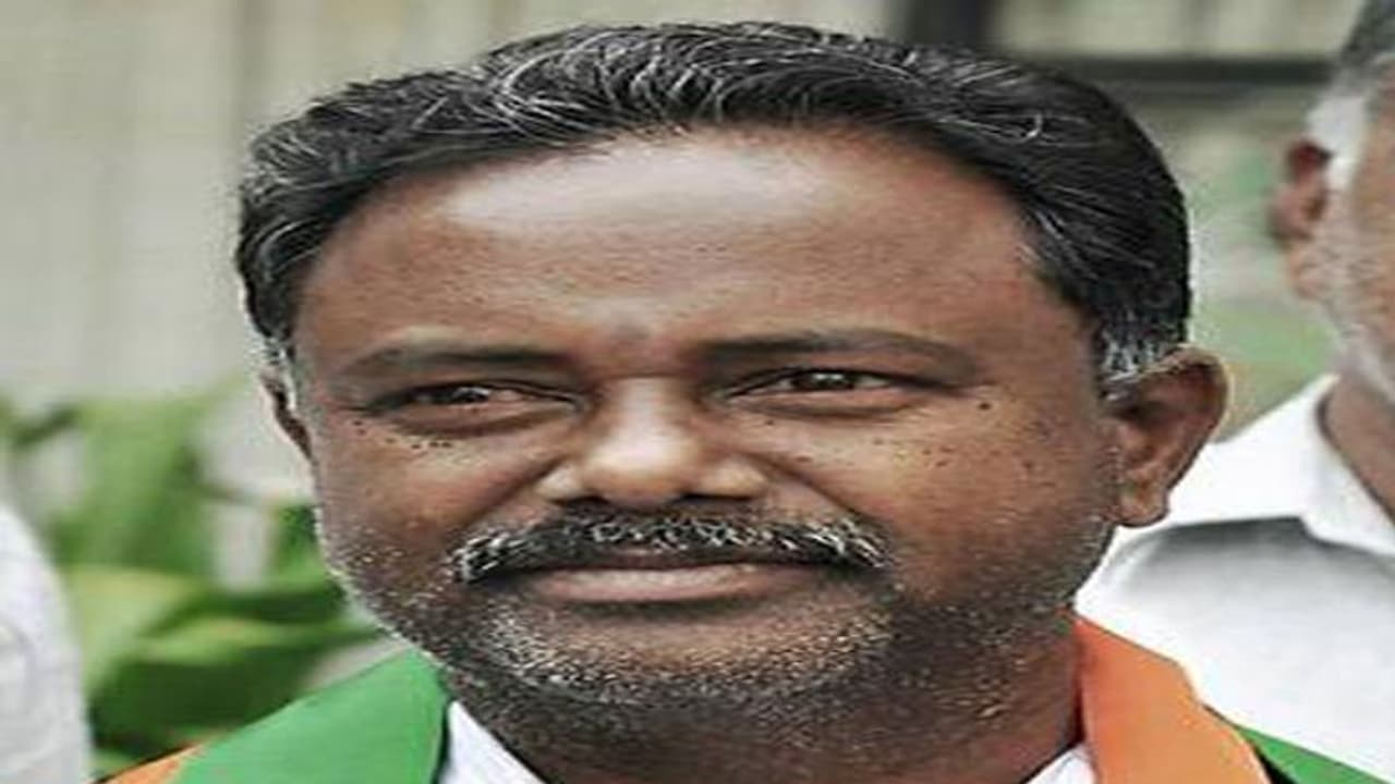 టీఆర్ఎస్ రెబల్ నాయకుడి రోడ్ షో.. అనూహ్య స్పందన టీఆర్ఎస్ రెబల్ నాయకుడి రోడ్ షో.. అనూహ్య స్పందన