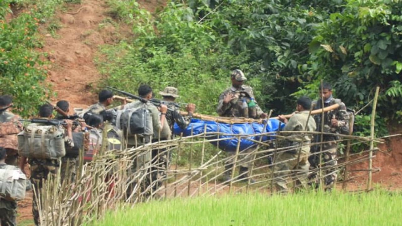 ఉద్రిక్తత: పోలీసులకు ఎదురు తిరిగిన కటాఫ్ ఏరియా గిరిజనులు ఉద్రిక్తత: పోలీసులకు ఎదురు తిరిగిన కటాఫ్ ఏరియా గిరిజనులు