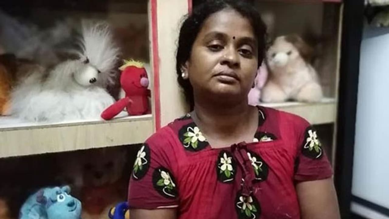 தூங்கிக் கொண்டிருந்த மனைவியை ஒரு குத்து குத்திய கணவன்...! தூங்கிக் கொண்டிருந்த மனைவியை ஒரு குத்து குத்திய கணவன்...!