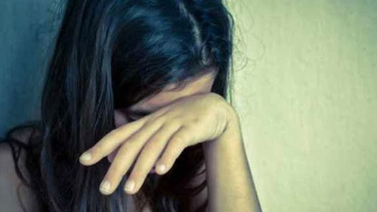 கலெக்டர் ஆபீசில் அதிர்ச்சி... மனு கொடுக்க வந்த பெண்ணை உல்லாசத்துக்காக ஏற்காட்டிற்கு கூப்பிட்ட ஊழியர்..! கலெக்டர் ஆபீசில் அதிர்ச்சி... மனு கொடுக்க வந்த பெண்ணை உல்லாசத்துக்காக ஏற்காட்டிற்கு கூப்பிட்ட ஊழியர்..!