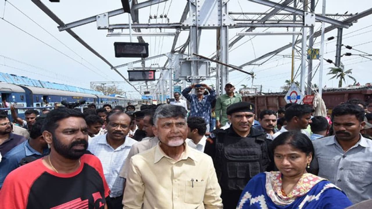 హోదా ఇవ్వకుంటే మీటూ తరహా ఉద్యమం: కేంద్రానికి చంద్రబాబు వార్నింగ్ హోదా ఇవ్వకుంటే మీటూ తరహా ఉద్యమం: కేంద్రానికి చంద్రబాబు వార్నింగ్