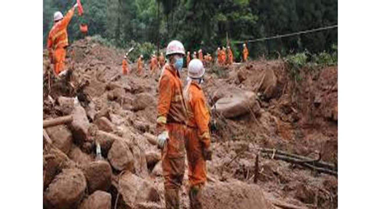 తిత్లీ భీభత్సం...కొండచరియలు విరిగిపడి 12మది మృతి తిత్లీ భీభత్సం...కొండచరియలు విరిగిపడి 12మది మృతి