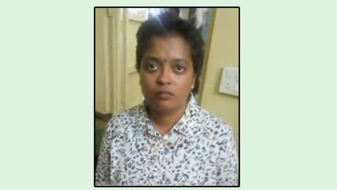 அதிமுக வட்டச்செயலாளருக்கு போலீஸ் வலை! கள்ளநோட்டு வைத்திருந்த பெண் கையும் களவுமாக சிக்கிய சம்பவம்! அதிமுக வட்டச்செயலாளருக்கு போலீஸ் வலை! கள்ளநோட்டு வைத்திருந்த பெண் கையும் களவுமாக சிக்கிய சம்பவம்!