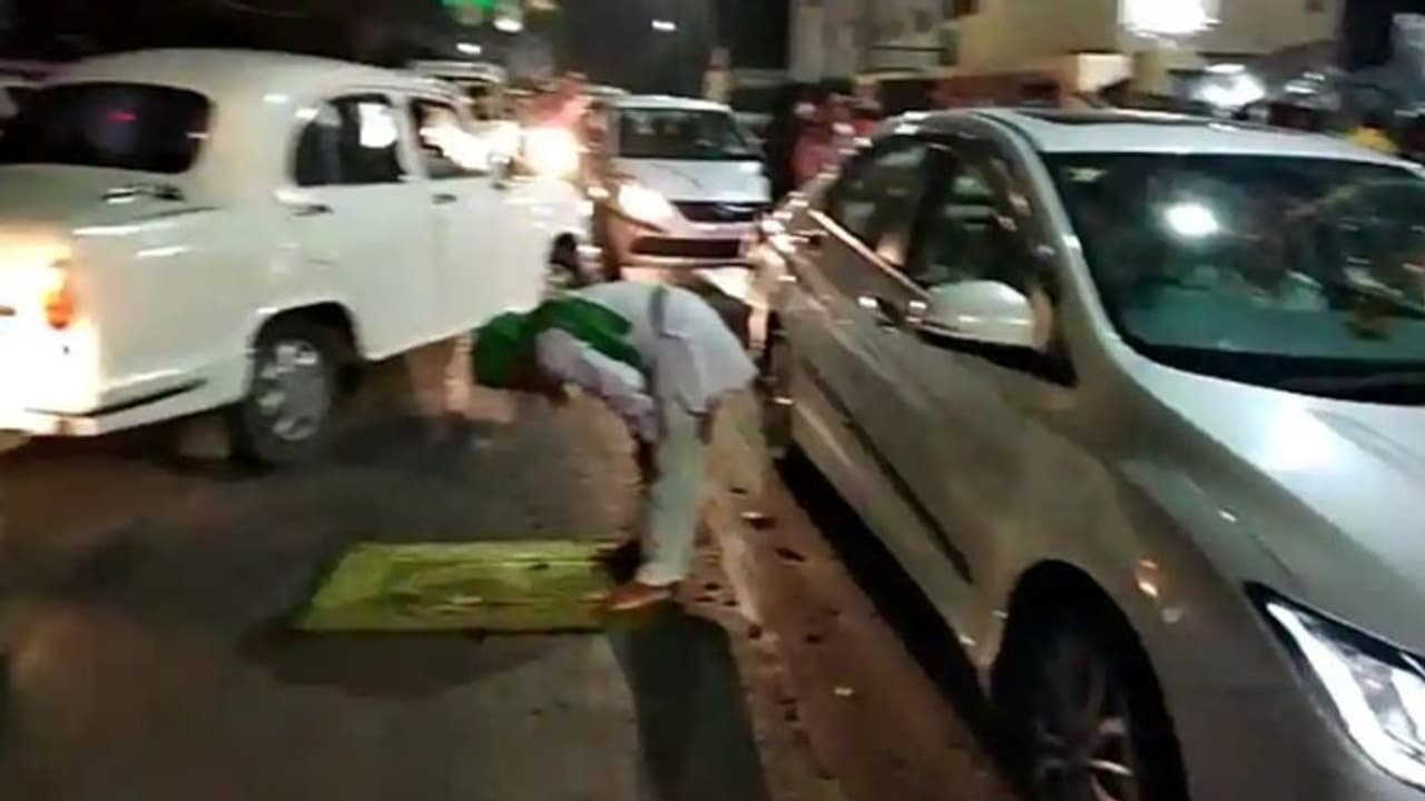 യുപി മുഖ്യമന്ത്രിയുടെ സെക്രട്ടറിയേറ്റിനു മുന്നില് നടുറോഡില് നിസ്കാരം; ഒരാള് അറസ്റ്റില് യുപി മുഖ്യമന്ത്രിയുടെ സെക്രട്ടറിയേറ്റിനു മുന്നില് നടുറോഡില് നിസ്കാരം; ഒരാള് അറസ്റ്റില്