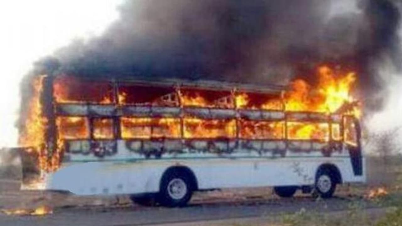 ఆర్టీసీ బస్సులో మంటలు.. ప్రయాణికులు సురక్షితం ఆర్టీసీ బస్సులో మంటలు.. ప్రయాణికులు సురక్షితం