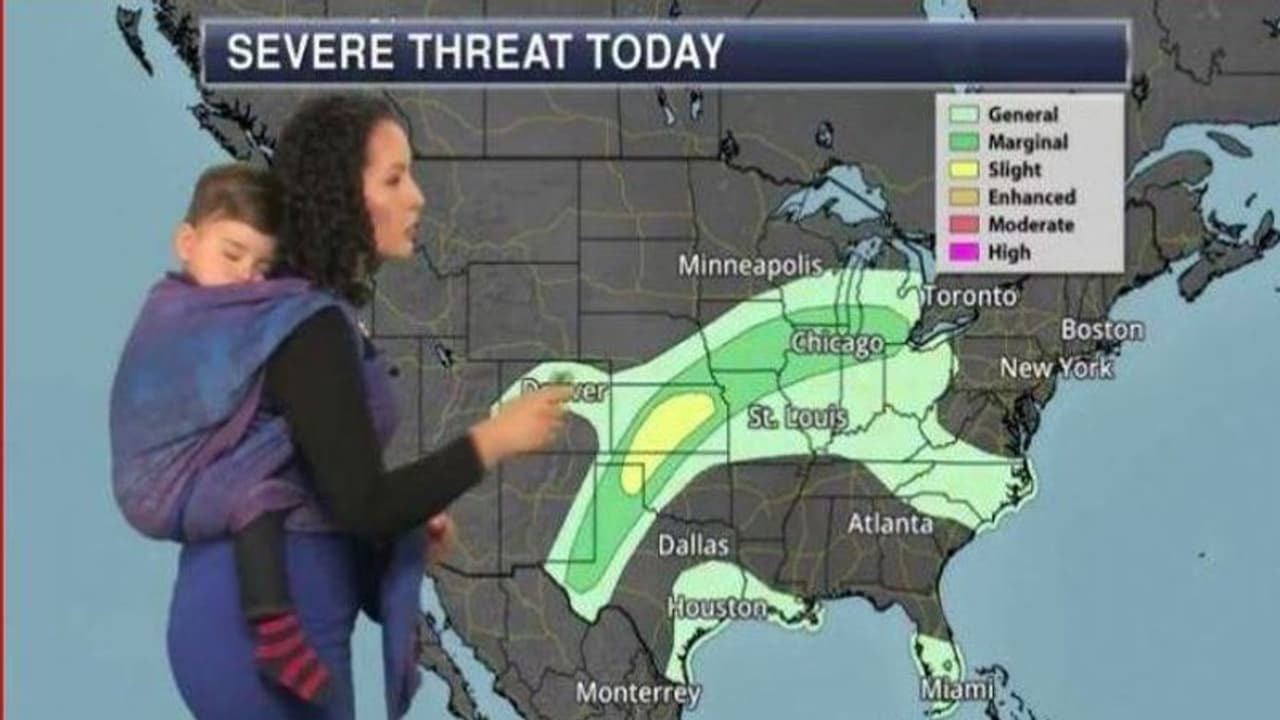 ಮಗನನ್ನು ಬೆನ್ನಮೇಲೆ ಎತ್ತಿಕೊಂಡೆ ಲೈವ್ ವರದಿ ಮಾಡಿದ ನಿರೂಪಕಿ