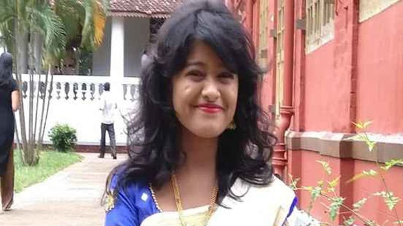 'അല്ല ഡോക്ടറേ, എനിക്ക് കല്ല്യാണം കഴിക്കാന് പറ്റുമോ?' ഡോക്ടറോട് ഹനാന്റെ കുസൃതിച്ചോദ്യം 'അല്ല ഡോക്ടറേ, എനിക്ക് കല്ല്യാണം കഴിക്കാന് പറ്റുമോ?' ഡോക്ടറോട് ഹനാന്റെ കുസൃതിച്ചോദ്യം