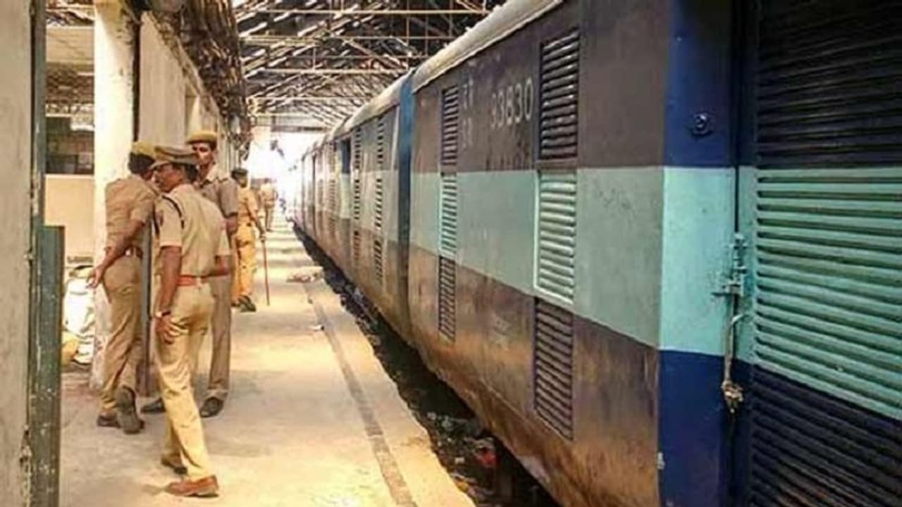 ట్రైన్లో ఘరానా చోరీ.. రైలు కదలగానే గన్లు తీసి బెదిరింపులు, కాల్పులు.. లూటీ చేసి చైన్ లాగి పరార్ ట్రైన్లో ఘరానా చోరీ.. రైలు కదలగానే గన్లు తీసి బెదిరింపులు, కాల్పులు.. లూటీ చేసి చైన్ లాగి పరార్