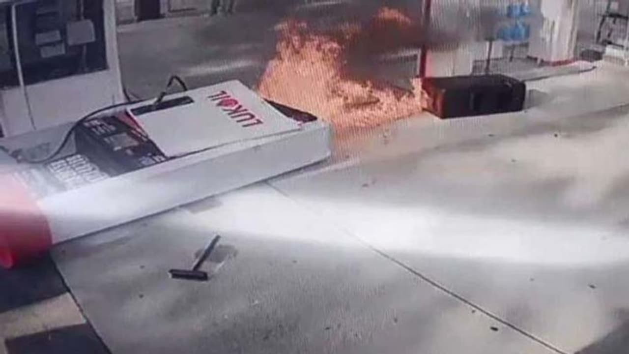 ഇന്ധനം നിറക്കുന്നതിനിടയില് കാര് മുന്നോട്ട് എടുത്തു; പമ്പിന് തീപിടിച്ചു വീഡിയോ ഇന്ധനം നിറക്കുന്നതിനിടയില് കാര് മുന്നോട്ട് എടുത്തു; പമ്പിന് തീപിടിച്ചു വീഡിയോ