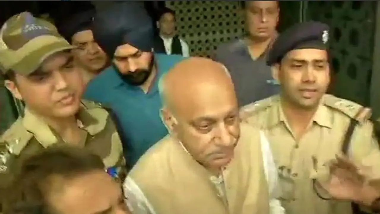 एम जे अकबर स्वदेश लौटे, बोले बाद में जारी करेंगे बयान