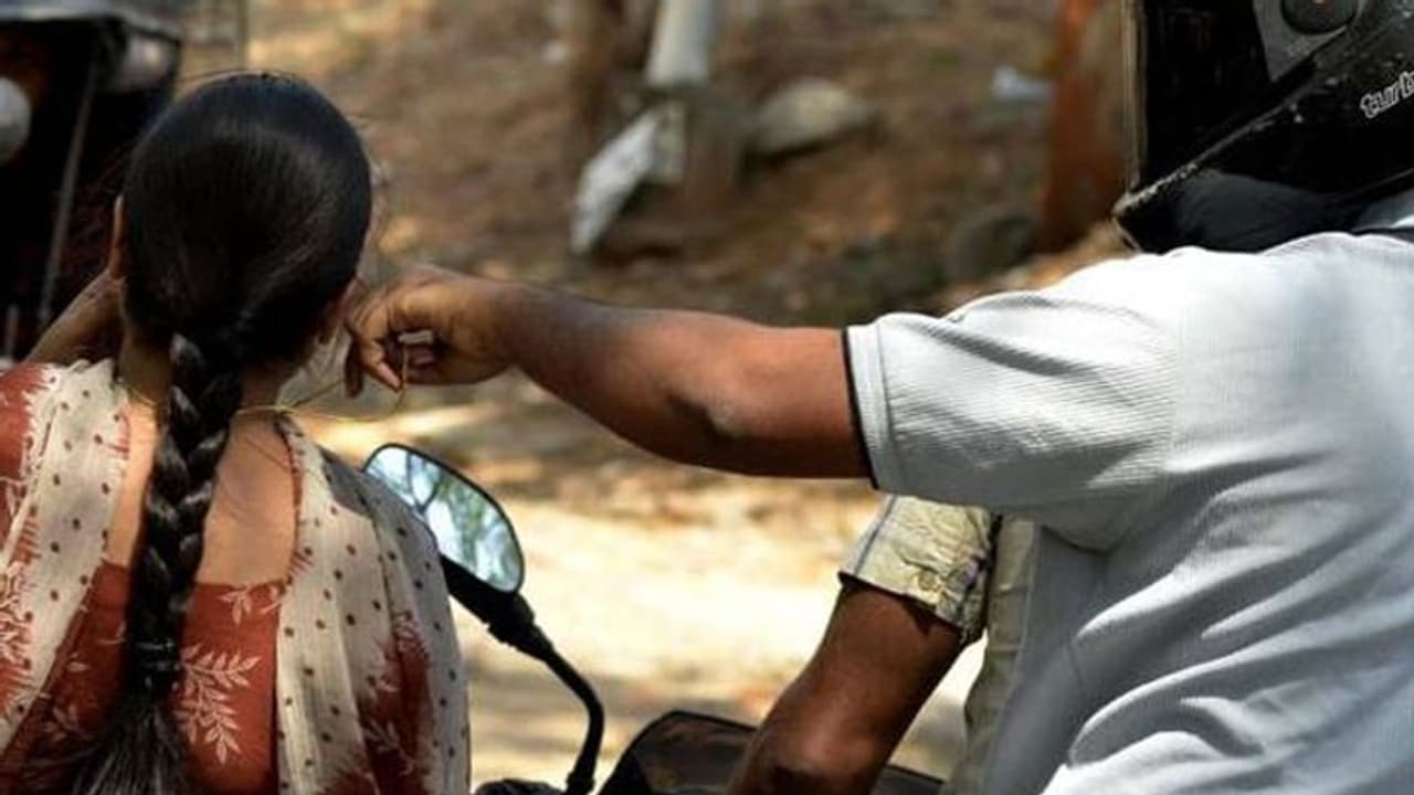 திருவான்மியூர் செயின் பறிப்பு வழக்கில் திடீர் திருப்பம்... காதலனை வரவழைத்து புதுக்கணவனை தாக்கிய மனைவி!!! விசாரணையில் அம்பலம்! திருவான்மியூர் செயின் பறிப்பு வழக்கில் திடீர் திருப்பம்... காதலனை வரவழைத்து புதுக்கணவனை தாக்கிய மனைவி!!! விசாரணையில் அம்பலம்!