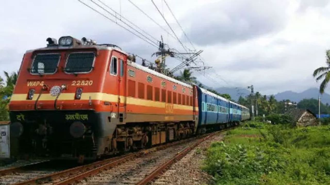 ട്രെയിന് യാത്രകളില് ഇവരെ സൂക്ഷിക്കുക, ഞെട്ടിക്കുന്ന വീഡിയോയുമായി പൊലീസ്! ട്രെയിന് യാത്രകളില് ഇവരെ സൂക്ഷിക്കുക, ഞെട്ടിക്കുന്ന വീഡിയോയുമായി പൊലീസ്!