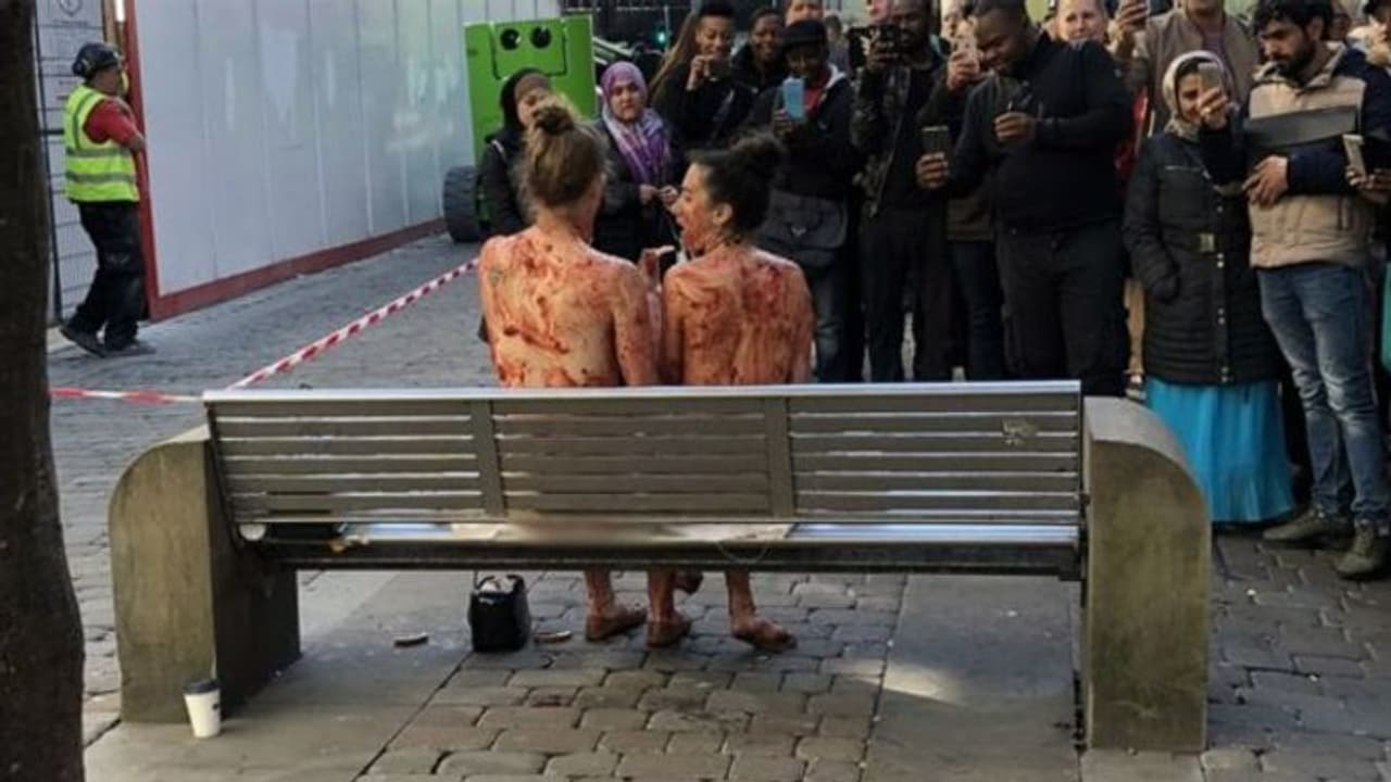 बीच बाजार दो महिलाओं ने क्यों उतारे कपड़े? बीच बाजार दो महिलाओं ने क्यों उतारे कपड़े?