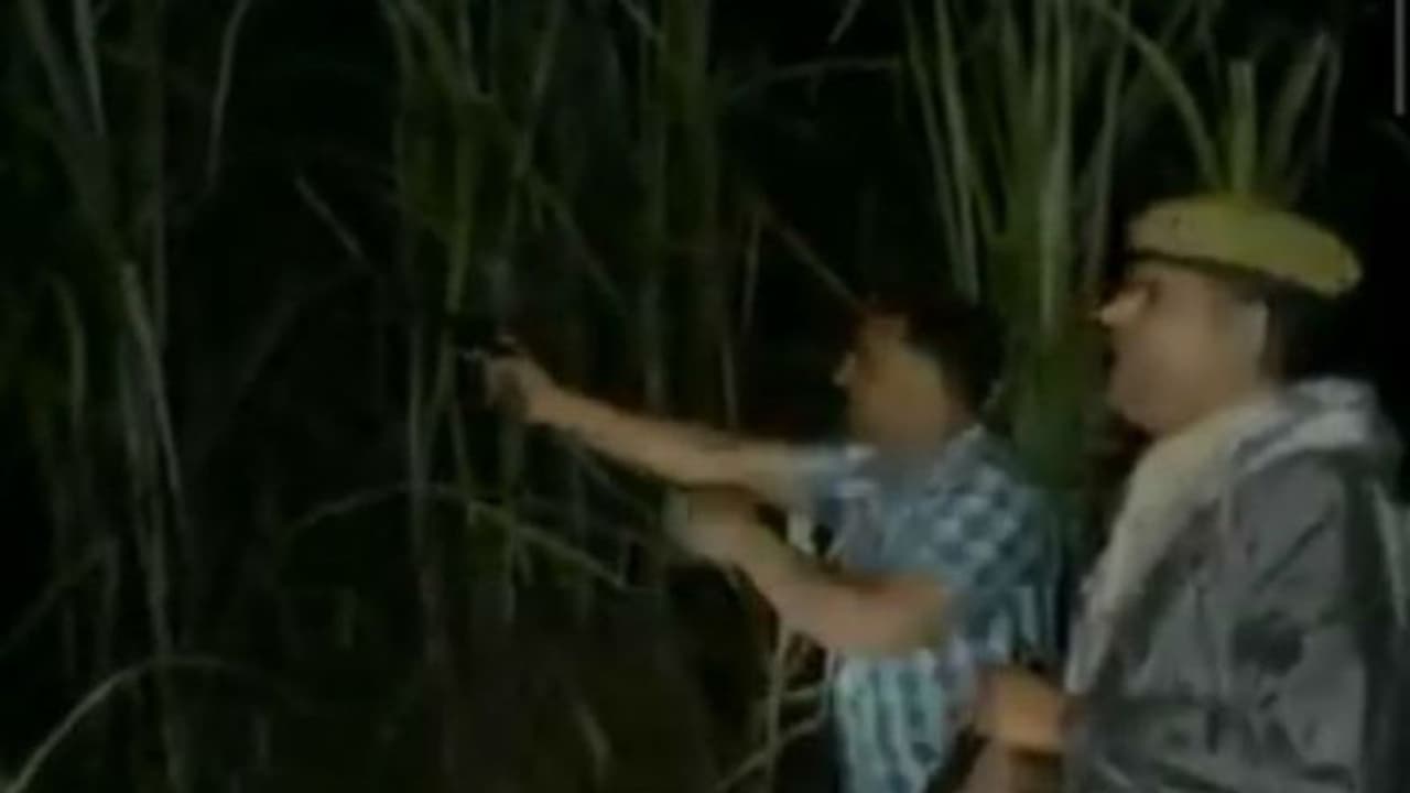 തോക്കുചൂണ്ടി മിമിക്രി കാട്ടി അക്രമികളെ തുരത്തി പൊലീസ് വീഡിയോ തോക്കുചൂണ്ടി മിമിക്രി കാട്ടി അക്രമികളെ തുരത്തി പൊലീസ് വീഡിയോ