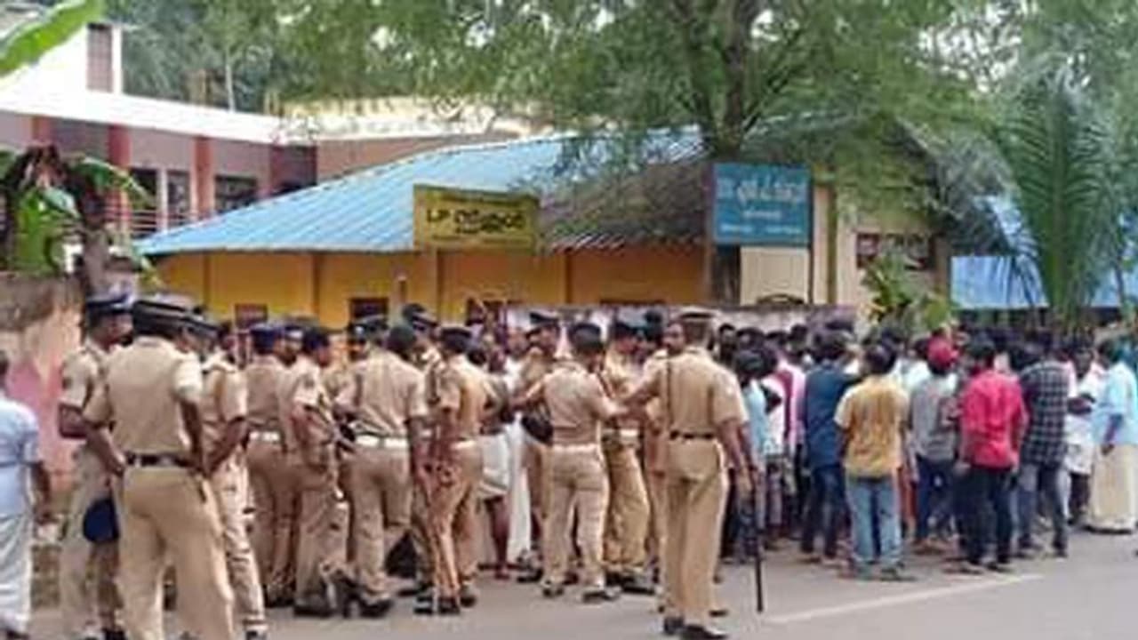 യുഡിഎഫുകാര് കള്ളവോട്ട് ചെയ്തെന്ന് എല്ഡിഎഫ്; സഹകരണ ബാങ്ക് തെരഞ്ഞെടുപ്പില് നാടകീയ സംഭവങ്ങള് യുഡിഎഫുകാര് കള്ളവോട്ട് ചെയ്തെന്ന് എല്ഡിഎഫ്; സഹകരണ ബാങ്ക് തെരഞ്ഞെടുപ്പില് നാടകീയ സംഭവങ്ങള്