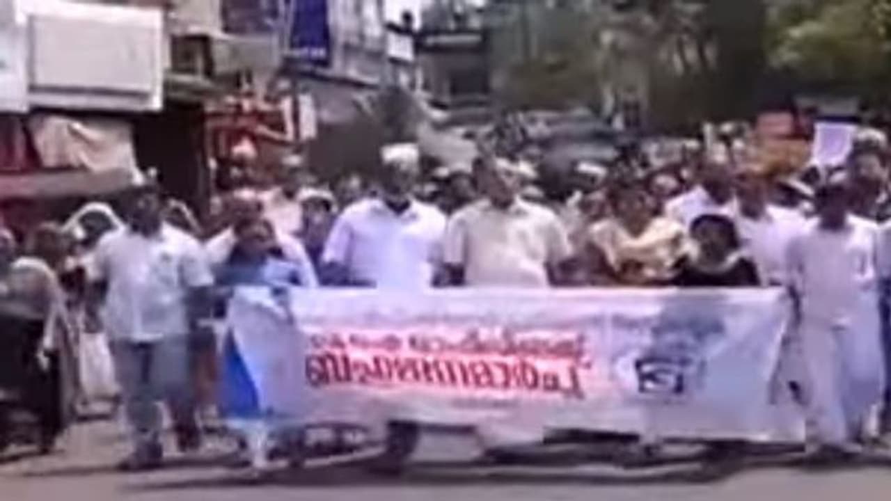 പ്രതികളെ പിടികൂടാന് വെെകി; പ്രതിഷേധിച്ച മോർഫിംഗ് കേസിലെ ഇരകൾക്കെതിരെ കേസെടുത്ത് പൊലീസ് പ്രതികളെ പിടികൂടാന് വെെകി; പ്രതിഷേധിച്ച മോർഫിംഗ് കേസിലെ ഇരകൾക്കെതിരെ കേസെടുത്ത് പൊലീസ്