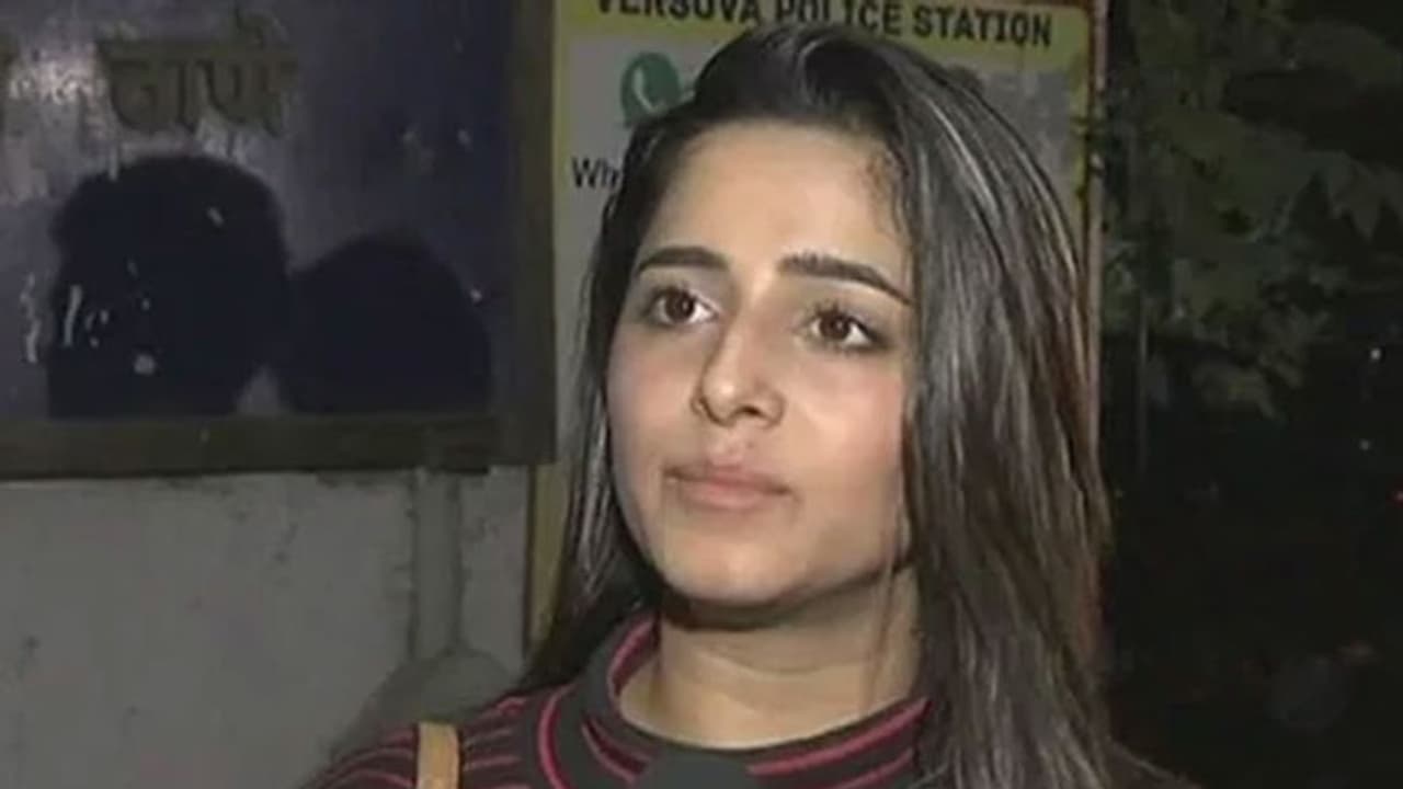 దగ్గరకి లాక్కొని కౌగిలించుకొని.. డైరెక్టర్ పై నటి సంచలన కామెంట్స్! దగ్గరకి లాక్కొని కౌగిలించుకొని.. డైరెక్టర్ పై నటి సంచలన కామెంట్స్!