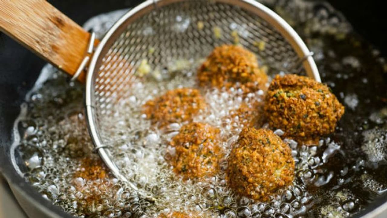 ഒരിക്കല് ഉപയോഗിച്ച എണ്ണ വീണ്ടും പാചകത്തിനുപയോഗിക്കുമ്പോള്... ഒരിക്കല് ഉപയോഗിച്ച എണ്ണ വീണ്ടും പാചകത്തിനുപയോഗിക്കുമ്പോള്...