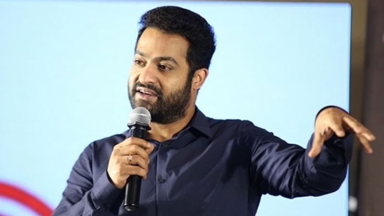 త్రివిక్రమ్ పై కామెంట్లు.. ఎన్టీఆర్ ఘాటు సమాధానం! త్రివిక్రమ్ పై కామెంట్లు.. ఎన్టీఆర్ ఘాటు సమాధానం!