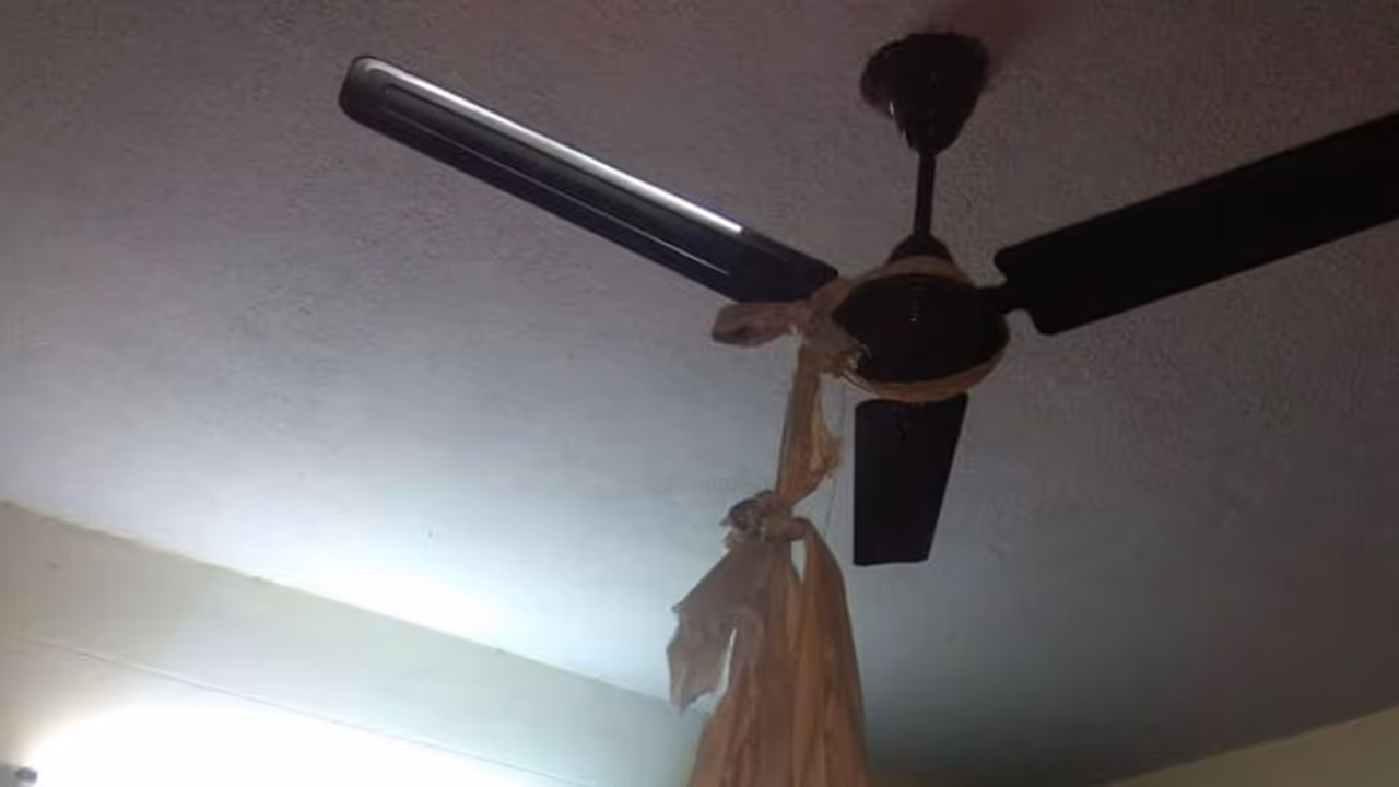 బట్టలు కొనడానికి డబ్బులివ్వనన్న తల్లి.. ఉరేసుకున్న కొడుకు బట్టలు కొనడానికి డబ్బులివ్వనన్న తల్లి.. ఉరేసుకున్న కొడుకు