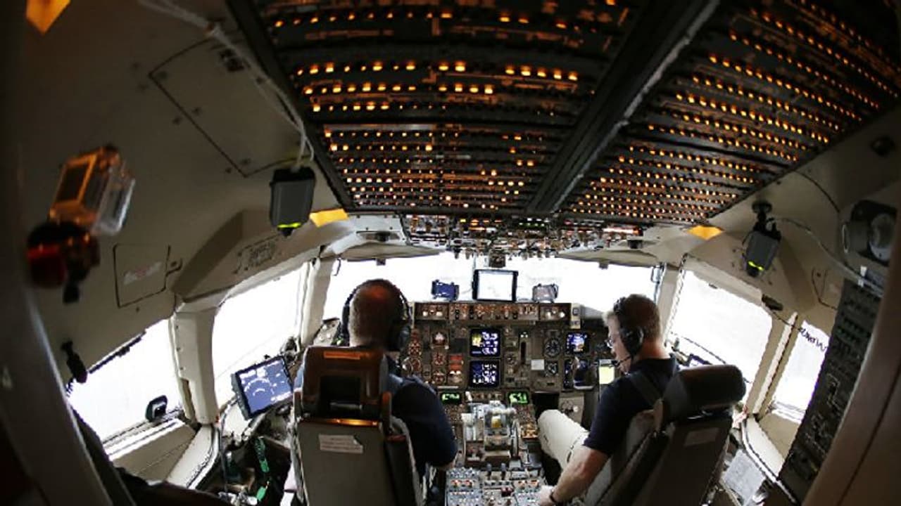 പ്രാണന് പോകും ഈ വിമാനലാന്റിംഗ് കണ്ടാല് വീഡിയോ പ്രാണന് പോകും ഈ വിമാനലാന്റിംഗ് കണ്ടാല് വീഡിയോ