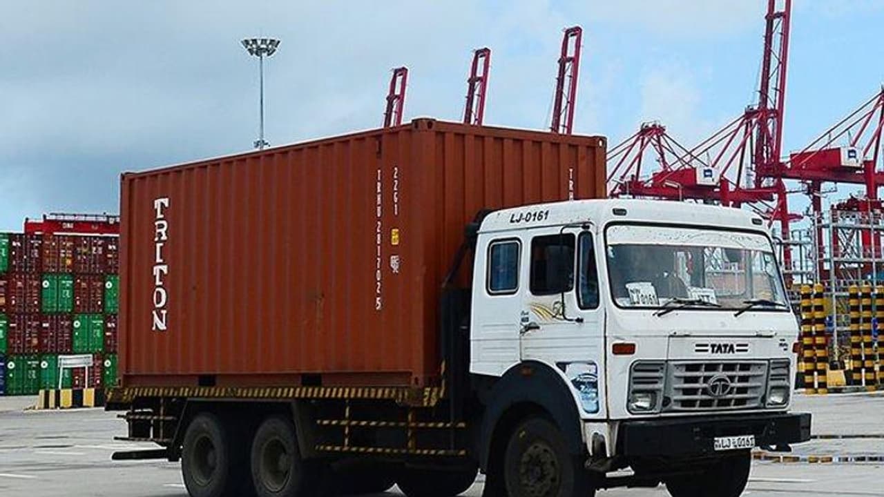 ಬರೋಬ್ಬರಿ 2 ಲಕ್ಷ ರೂಪಾಯಿ ದಂಡ; ಫೈನ್ ನೋಡಿ ಚಾಲಕ ಕಂಗಾಲು! ಬರೋಬ್ಬರಿ 2 ಲಕ್ಷ ರೂಪಾಯಿ ದಂಡ; ಫೈನ್ ನೋಡಿ ಚಾಲಕ ಕಂಗಾಲು!