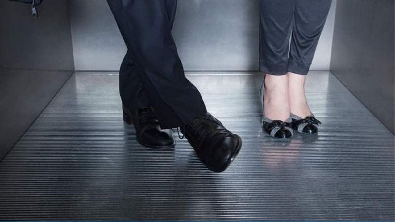 ലിഫ്റ്റില് വെച്ച് സഹപ്രവര്ത്തകയെ കടന്നുപിടിച്ച് ചുംബിച്ചു; ദുബായില് ഇന്ത്യക്കാരനെതിരെ പരാതി ലിഫ്റ്റില് വെച്ച് സഹപ്രവര്ത്തകയെ കടന്നുപിടിച്ച് ചുംബിച്ചു; ദുബായില് ഇന്ത്യക്കാരനെതിരെ പരാതി