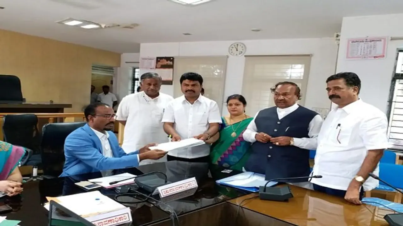 ರಾಘವೇಂದ್ರ ನಾಮಪತ್ರ ಸಲ್ಲಿಕೆ: ರಂಗೇರಿದ ಶಿವಮೊಗ್ಗ ಉಪ ಚುನಾವಣಾ ಕಣ ರಾಘವೇಂದ್ರ ನಾಮಪತ್ರ ಸಲ್ಲಿಕೆ: ರಂಗೇರಿದ ಶಿವಮೊಗ್ಗ ಉಪ ಚುನಾವಣಾ ಕಣ